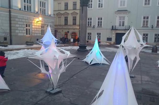 W mieście można oglądać świetlne instalacje krakowskich artystów