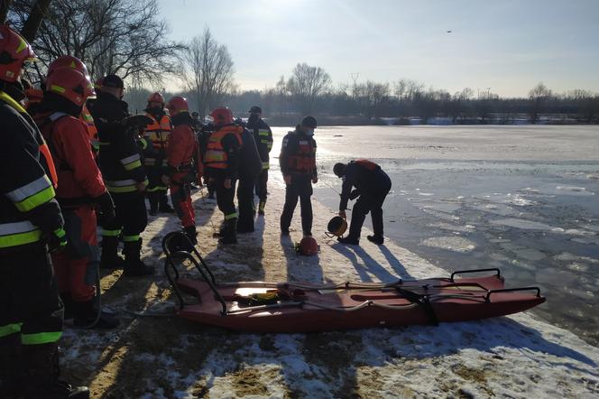 Zamrożony zbiornik wodny to nie jest miejsce do zabawy. Strażacy ostrzegają i ćwiczą