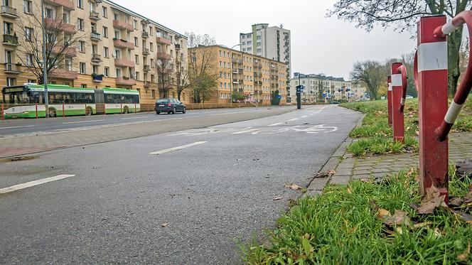 4. Piesi chodzący po ścieżkach rowerowych i leżące tam szkło