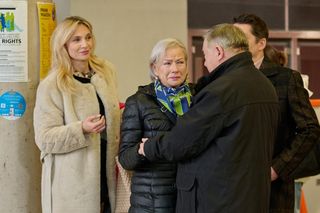 Na Wspólnej, odc. 4002. Włodek (Mieczysław Hryniewicz), Monika (Sylwia Gliwa), Bogdan (Wojciech Brzeziński), Maria (Bożena Dykiel)