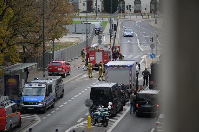 Wszedł na pomnik i twierdzi, że ma bombę. Policyjni negocjatorzy rozmawiająz desperatem