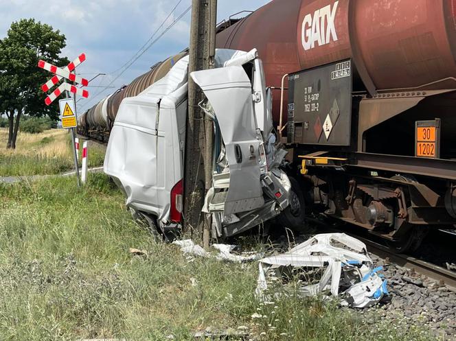 Gniezno: Wjechał wprost pod rozpędzony pociąg! To cud, że żyje 