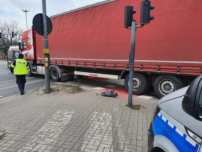 Tragiczny wypadek na Włókniarzy w Łodzi. Kobieta zginęła pod kołami tira