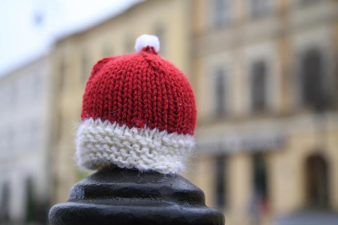 Lublin otulony włóczką na Mikołajki. Na ulicach miasta pojawiły się czerwone czapeczki!