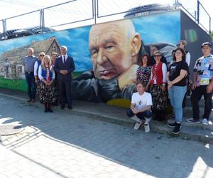 Mural i tablica ku pamięci Ryszarda Kotysa w Mniowie (Świętokrzyskie)