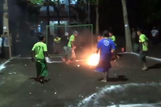 Futbol po indonezyjsku. Grają tam... płonącą piłką! [WIDEO]