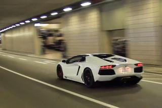 50 superaut w tunelu Monaco! Posłuchaj ryku V12 – WIDEO