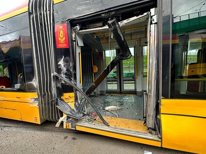 Totalna demolka na Bielanach. Roztrzaskane tramwaje i wielu rannych! Trzy osoby trafiły do szpitala