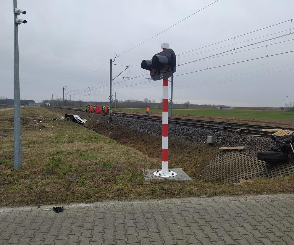 Tragiczny wypadek na przejeździe kolejowym pod Rawiczem! Kierowca ciężarówki nie żyje! 