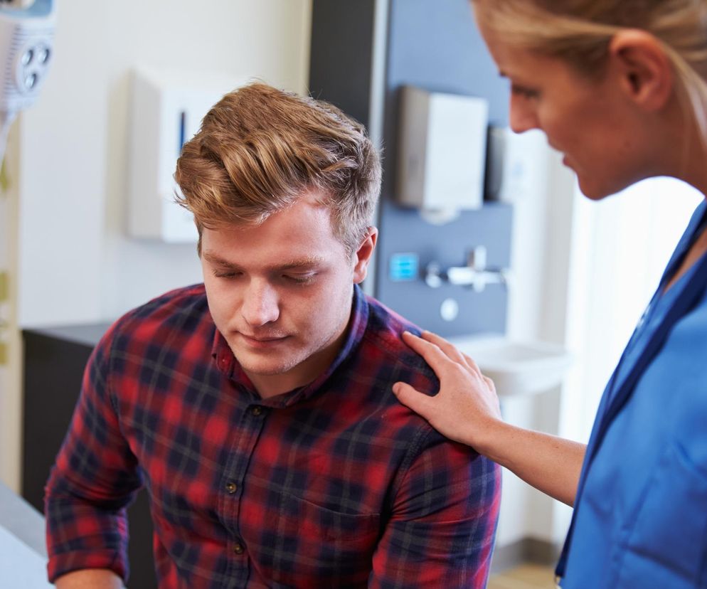 Czuł ciągłe znużenie, stracił zainteresowanie pracą, a nawet higieną. To nie była depresja, ale rzadka choroba