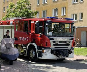 Tragedia w Ursusie. Mężczyzna spadł z 10. piętra bloku 