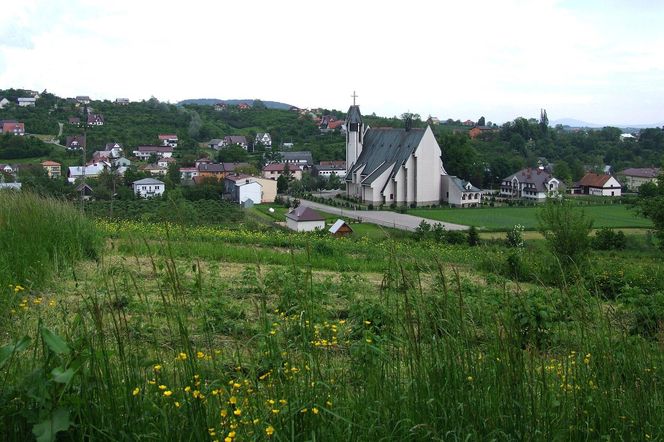 To jedna z najpiękniejszych wsi w Małopolsce. Mieszkał w niej sławny alchemik 