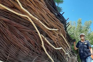 Największy wiklinowy kosz w trakcie renowacji w 2020 roku