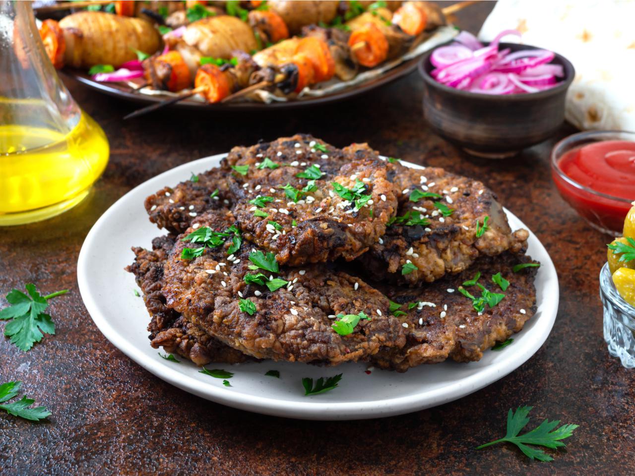 Sznycle z wątroby wołowej: przepis na panierowaną wątróbkę