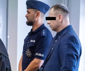 Z dwoma nożami rzucił się na matkę