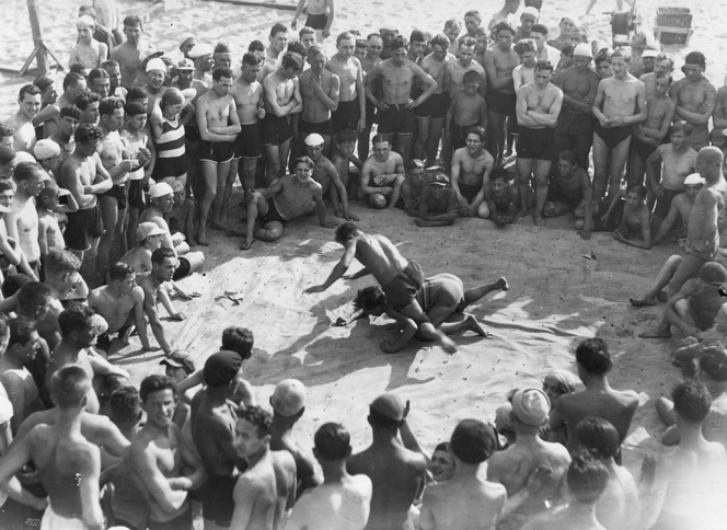 Imprezy na plaży, siatkówka i... zapasy! Zobaczcie, jak warszawiacy kiedyś spędzali lato [GALERIA]