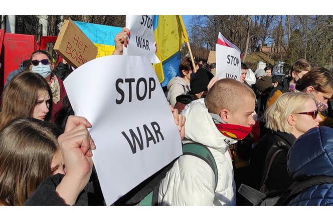 Warszawa. Przed Ambasadą Rosji w Polsce trwa protest przeciwko wojnie [ZDJĘCIA, WIDEO] 