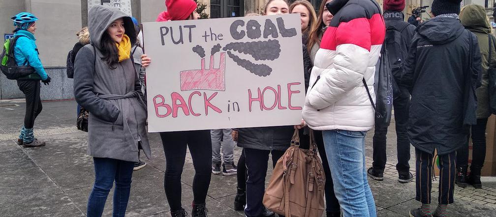 Setki młodych ludzi na ulicach Katowic! Protest klimatyczny na rynku [ZDJĘCIA]