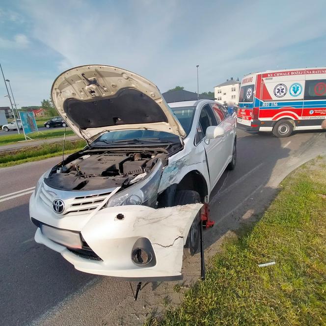 Wypadek z udziałem karetki w Nienadowej. Zderzyły się trzy samochody 