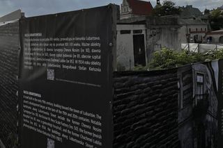 Blaszany płot z centrum miasta zmienił się w atrakcję turystyczną