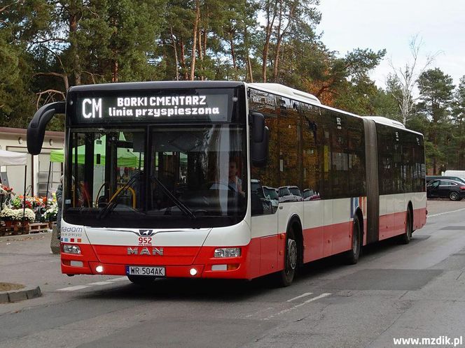 Na cmentarze najlepiej pojechać komunikację miejską. W sobotę autobusem pojedziemy za darmo