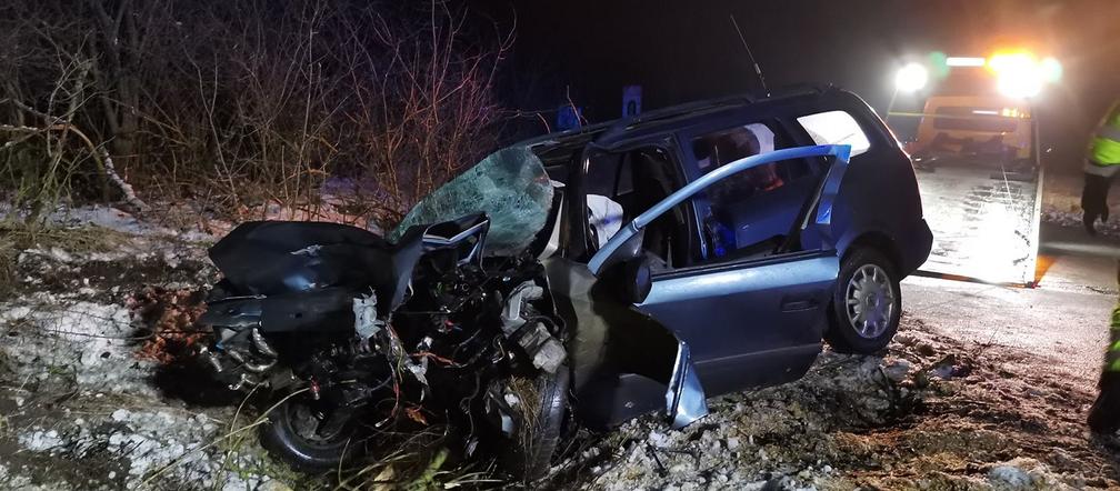 Śmiertelny wypadek Trzebczu Szlacheckim. Nie żyje 37-letni kierowca, który nie miał prawa jazdy