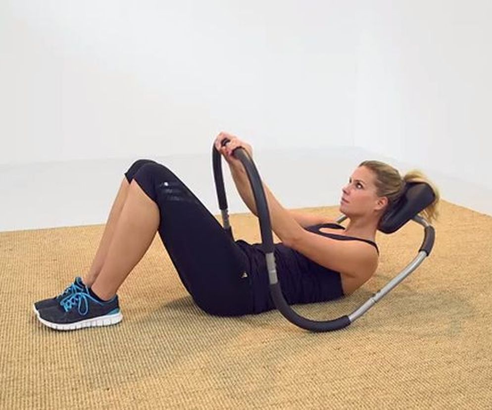 Przy pomocy kołyski możesz robić wiele wariantów brzuszków: proste, skośne, odwrotne.