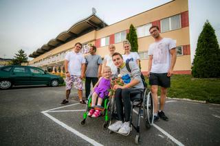 Przejechał na wózku 2313 km w 54 dni. Dziś Adrian Beściak wjedzie na metę w Rzeszowie [PROGRAM]