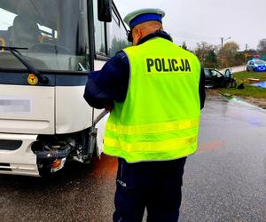 Zderzenie autobusu z dziećmi z volkswagenem! Fatalny wypadek pod Rawą Mazowiecką [ZDJĘCIA]. 