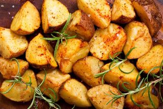 Te pieczone ziemniaki skradły moje serce. Sekretem ich smaku jest aromatyczna marynata 