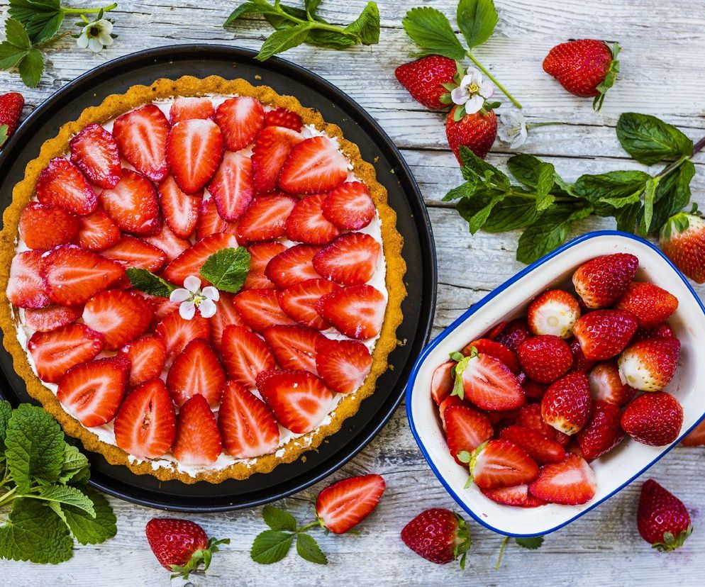 Na kruche ciasto wyłóż krem i truskawki. Goście oszaleją na punkcie tej wyśmienitej tarty 