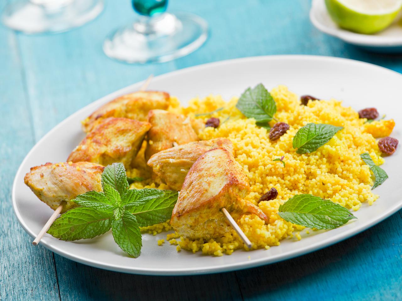 Sałatka z kuskusem i kurczakiem: przepis