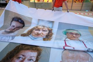 Banner z portretami medyków covidowych zawisł na Domach Towarowych Wars Sawa Junior