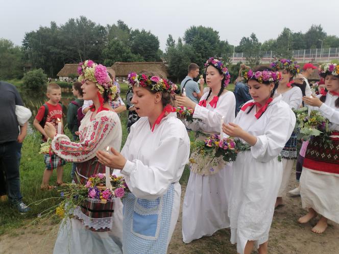 Tak wyglądała noc świętojańska w lubelskim skansenie! Wicie wianków i wrzucanie ich do wody [ZDJĘCIA]