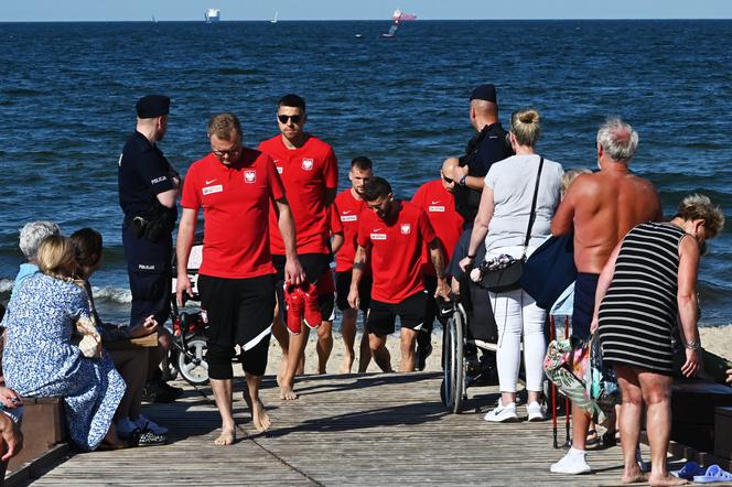 Nieodpowiedzialne zachowanie kadrowiczów na sopockiej plaży! Zdjęcia z fanami, brak dystansu społecznego [ZDJĘCIA]