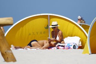 Jan Englert z żoną i ćorką w Juracie