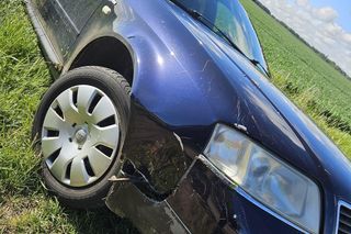 Kobieta staranowała autem ogrodzenie i porzuciła pojazd. Kolizja niedaleko Gostynia