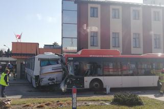 Pilne! Wypadek na al. Rejtana! Autobus staranował przystanek. Są ranni! 