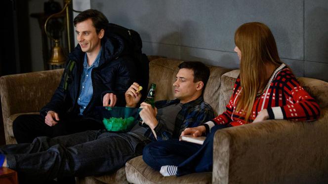 Na dobre i na złe, odcinek 734. Maciek (Adam Bobik), Wiktoria (Katarzyna Dąbrowski), Krzysztof Radwan (Mateusz Damięcki)