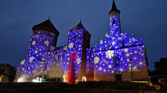 Magiczne iluminacje rozświetliły gotyckie zamczysko. Można poczuć się tu jak w bajce Disneya! [ZDJĘCIA]