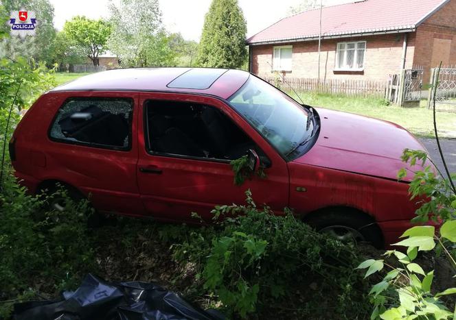 Zginął przez brak pasów. 40-latek wypadł z auta podczas dachowania