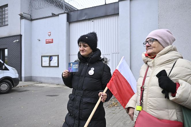 Oczekiwanie na wyjście ks. Michała Olszewskiego na wolność