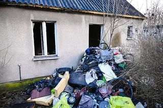 Pożar opuszczonego domu w Redzie. To tutaj zginęły trzy osoby. Zdjęcia z miejsca tragedii