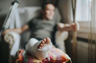 Uszkodzone ścięgna, złamana ręka - dlaczego po urazie należy unikać alkoholu? 5 kluczowych powodów