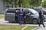 Wielkie wejście Trzaskowskiego do TVP. Zdjęcia uchwyciły każdy krok