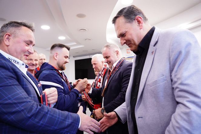 Siatkarze KPS-u z medalami na szyi, dziękowali kibicom za udany sezon