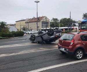 Dachowanie na rondzie Jagiellonów w Bydgoszczy! Kierowca z mandatem [ZDJĘCIA]