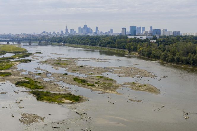 Wisła wysycha. Tak źle nie było nigdy w historii. Zdjęcia z lotu ptaka obrazują skalę suszy