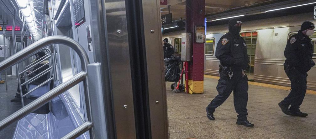 Szaleniec wepchnął przypadkową kobietę pod metro! 40-latka nie żyje