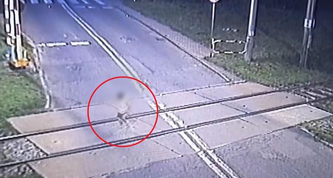 Mikołów: Policjanci w ostatniej chwili uratowali 6-latka. Chłopiec bawił się na torach 
